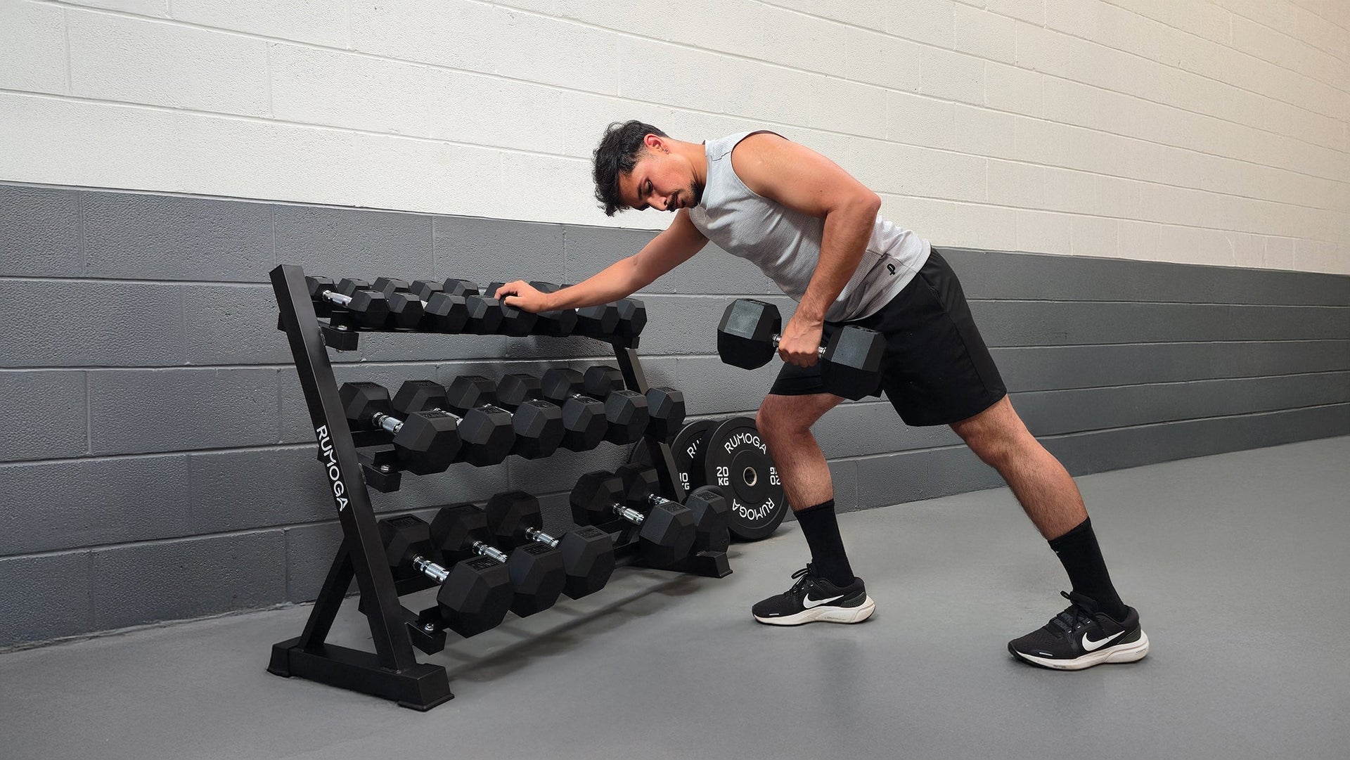 man training with hex dumbbells